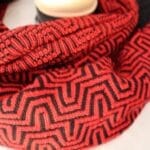 Handgestrickter Schal aus 100 % Merinowolle – Schwarz/Rot