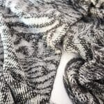 Gestrickter Schal mit aufwendigem Muster in Schwarz, Grau und Glitzer