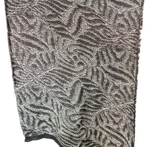 Gestrickter Schal mit aufwendigem Muster in Schwarz, Grau und Glitzer