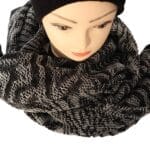 Gestrickter Schal mit aufwendigem Muster in Schwarz, Grau und Glitzer