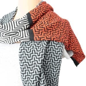 Handgefertigter Schal aus 100 % Merinowolle in Schwarz, Grau und Orange