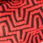 Multifunktionale gestrickte Mütze aus 100 % Merinowolle in Schwarz und Rot