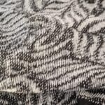 Gestrickter Schal mit aufwendigem Muster in Schwarz, Grau und Glitzer