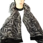 Gestrickter Schal mit aufwendigem Muster in Schwarz, Grau und Glitzer