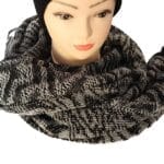 Gestrickter Schal mit aufwendigem Muster in Schwarz, Grau und Glitzer