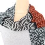 Handgefertigter Schal aus 100 % Merinowolle in Schwarz, Grau und Orange