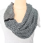 Handgefertigter Schal aus 100 % Merinowolle in Schwarz, Grau und Orange