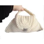 3-eckige kleine Tasche in Weiß gehäkelt